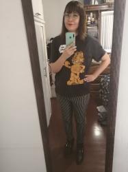 Outfit propio: Camiseta gris con estampado de Garfield + pantalón negro-blanco a cuadros.