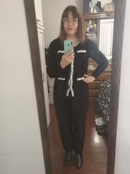 Outfit propio: Sueter negro con detalles blancos + pantalón negro de vestir.