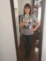 Outfit propio: Camiseta gris con estampado de rostro de modelo + jeans azul fuerte.