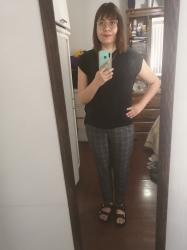 Outfit propio: Camiseta negra + pantalón gris a cuadros.