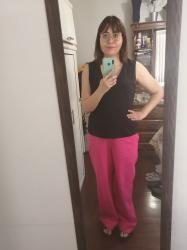 Outfit propio: Blusa negra + pantalón rosa fucsia amplio.