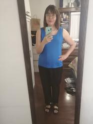 Outfit propio: Top azul + pantalón de vestir negro.