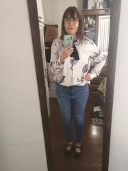 Outfit propio: Camisa blanca con lazo y estampada con flores azules + jeans azul clásico.