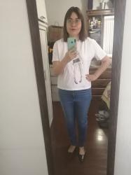 Outfit propio: Camiseta blanca con estampado de figurín + jeans.