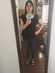 Outfit propio: Blusa negra de manga corta + jeans azul oscuro.