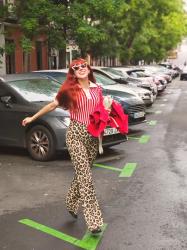 El estampado de leopardo se combina con rojo