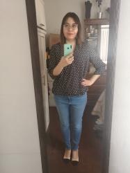 Outfit propio: Blusa azul de topitos + jeans azul clásico.