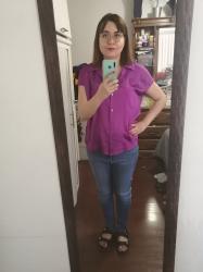 Outfit propio: Camisa satinada morada + jeans azules.