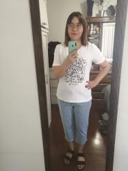 Outfit propio: Camiseta blanca con estampado de flores + pantalón capri azul bajito de rayas blancas.