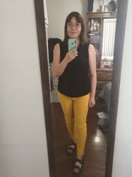 Outfit propio: Blusa negra sin mangas + pantalón amarillo.