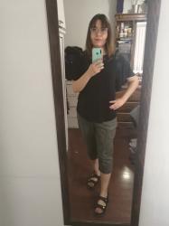 Outfit propio: Blusa negra de manga corta con encaje + capris verde militar.