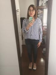 Outfit propio: Camisa rayada + jeans azul fuerte.