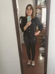 Outfit propio: Camisa negra con mangas ¾ + pantalón negro de polipiel.