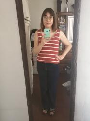 Outfit propio: Top rayado rojizo-blanco + jeans palazzo azul oscuro.