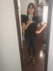 Outfit propio: Camiseta negra con estampado de lunas + jeans azul oscuro.