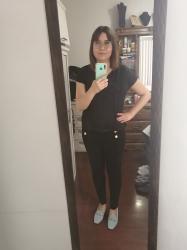 Outfit propio: Camiseta negra + pantalón negro con botones dorados.