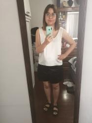 Outfit propio:  Tank top blanco satinado + short negro satinado.