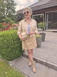 Stilvolles Beige bei jungen Frauen – Rentner-Beige bei Ü50 / Ü60 Frauen