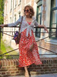 Comment porter la couleur rouge en été ? Mon look avec ma robe légère imprimée rouge !
