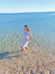 A SPLIT CITY GIRL WHO LOVES PAINTING THE SEA 