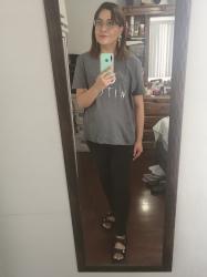 Outfit propio: Camiseta gris con estampado de luna y estrella + jeans negros.