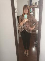 Outfit propio: Blusa animal print + pantalón negro.