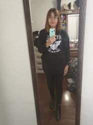 Outfit propio: Sudadera vestido + jeans negros.