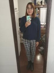Outfit propio: Sueter azul + pantalón blanco/negro a cuadros.