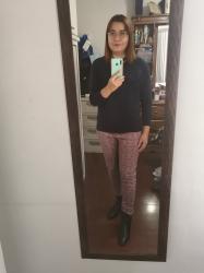 Outfit propio: Sueter azul + pantalón con estampado similar al tweed.