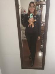 Outfit propio: Sudadera negra con estampado de galleta navideña + jeans negros.