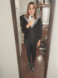 Outfit propio: Sueter negro en V con franjas + jeans negros.