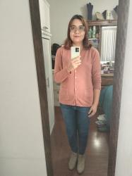 Outfit propio: Sueter de botones rosa + jeans azul oscuro.