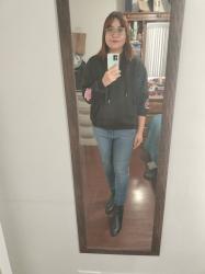 Outfit propio: Sudadera negra + jeans azul clásico.