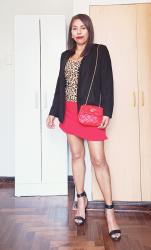 Skort rojo con top de estampado leopardo