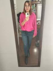Outfit propio: Camisa satinada rosa fucsia + jeans azul oscuro.