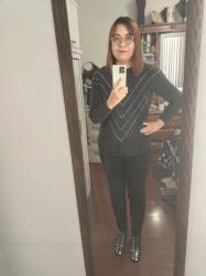 Outfit propio: Sueter negro con pedrería en V + jeans negros.