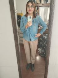 Outfit propio: Camisa de mezclilla + pantalón de vestir beige.