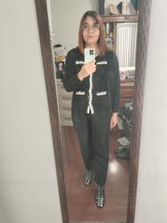 Outfit propio: Sueter negro con detalles blancos + pantalón negro de vestir.