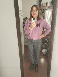 Outfit propio: Sueter rosa con estampado de Paris + pantalón gris a cuadros.