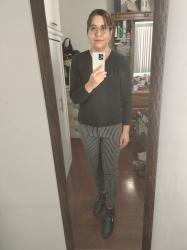 Outfit propio: Sueter negro + pantalón negro/blanco de cuadros.