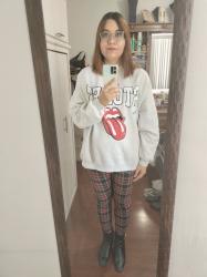 Outfit propio: Sudadera gris con estampado de los Rolling Stones + pantalones tartan.