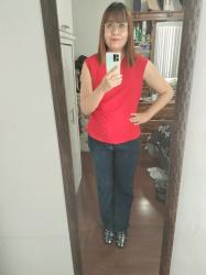 Outfit propio: Blusa roja + jeans azul oscuro ancho.