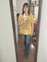 Outfit propio: Camiseta amarilla con estampado de esqueleto + jeans azul fuerte deslavado.