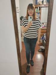 Outfit propio: Camiseta rayada blanco/negra + jean azul fuerte.