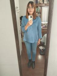 Outfit propio: Blusa satinada azul bajito+ jeans azul bajo.