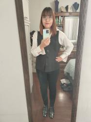 Outfit propio: Camisa blanca satinada + chaleco negro+ jeans negros.