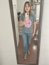 Outfit propio: Camiseta gris de Rolling Stones + jeans azules.