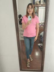 Outfit propio: Camiseta rosa + jeans azul oscuro.