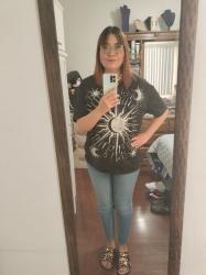 Outfit propio: Camiseta negra con estampado de luna y sol + jeans azul bajito.
