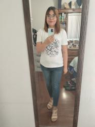 Outfit propio: Camiseta blanca con estampado de flores + jeans azul fuerte.